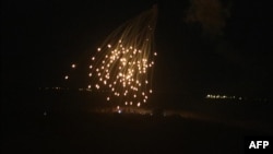 Serangan Israel menerangi langit di atas desa Khiam di Lebanon selatan, 17 April 2024.