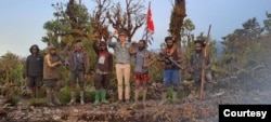 Foto yang disebut TPNPB-OPM sebagai Pilot Susi Air Philip Mark Mehrtens dan pasukan. (Foto: TPNPB-OPM)