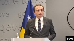 Aljbin Kurti na konferenciji za novinare u Prištinu (Foto: Budimir Ničić/VOA)