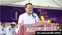 រូបឯកសារ៖ លោក ទាវ វណ្ណុល ប្រធាន​គណបក្ស​ភ្លើង​ទៀន ថ្លែងនៅក្នុងសមាជវិសាមញ្ញរបស់គណបក្សនៅខេត្តសៀមរាប កាលពីថ្ងៃទី ១១ ខែកុម្ភៈ ឆ្នាំ ២០២៣។ (ទែន សុខស្រីនិត/វអូអេ)