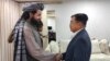 Mantan Wakil Presiden RI Jusuf Kalla menyapa Menteri Pertahanan Afghanistan Mullah Mohammad Yaqoob sebelum pertemuan di kantor Kementerian Pertahanan Afghanistan di Kabul, Senin, 3 Juni 2024. (Foto: Dewan Masjid Indonesia)