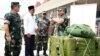 Asisten Operasi Panglima TNI, Mayjen TNI Gabriel Lema, S.Sos.(kanan) memeriksa kesiapan pengiriman bantuan kemanusiaan dari pemerintah Indonesia kepada Palestina di Apron Lanud Halim Perdana Kusuma, Jakarta Timur, Selasa, 26 Maret 2024. (Foto: TNI)