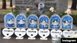 Predsednik Srbije Aleksandar Vučić i premijer Miloš Vučević položili su cveće u spomen-parku u Malom Orašju na mestu ubistva Nemanje Stevanovića, Lazara Milovanovića, Marka Mitrovića, Aleksandra Milovanovića, Nikole Milića i Petra Mitrovića (Foto: Instagram predsednika Republike)