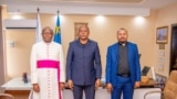 Mgr Donatien Nshole, SG/CENCO (G), le berger Eric Nsenga de l'ECC (D) et l'ex président de la CENi, Denis Kadima, à Kinshasa le 02 nov 2022 (CENI/RDC)