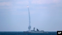 資料照片：中國海軍護衛艦濱州號2022年12月27日在東中國海參加與俄羅斯軍艦的聯合海軍演習。 （美聯社照片）