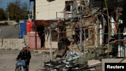 В Україні оголошено евакуацію з Куп'янського району, через загрозу обстрілів. Росія обстрілює цивільні об'єкти, щоб створити в Україні гуманітарну катастрофу, вважає Мирослав Гай. Архівне фото: В Куп'янську російські обстріли зруйнували будівлі в центрі міста - жовтень 2022 року