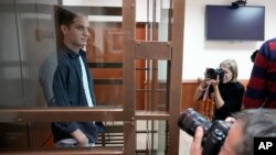 El periodista estadounidense Evan Gershkovich dentro de una jaula de vidrio en un tribunal de Moscú el 10 de octubre de 2023.
