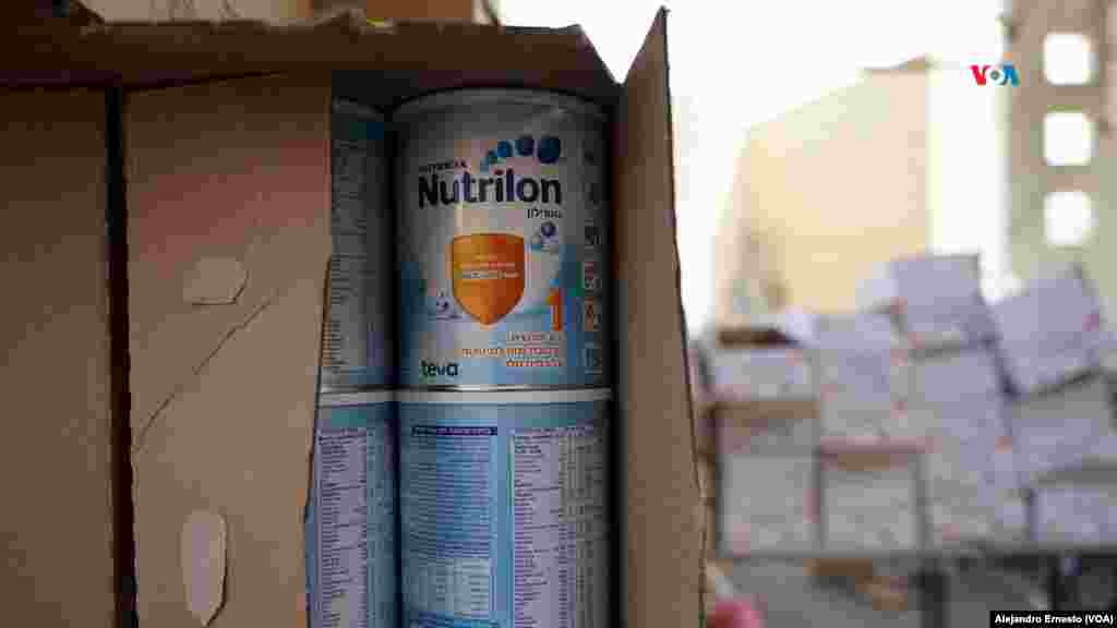 Alimentos para bebés, pañales y juguetes donados por niños forman parte del centro de acopio.