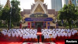 ព្រះមហាក្សត្រ ព្រះបាទ នរោត្តម សីហមុនី យាងថតរូបជាមួយមន្ត្រីរដ្ឋាភិបាល ក្នុងសម័យប្រជុំដំបូង សម្រាប់នីតិកាលទី ៧ នៃរដ្ឋសភា រាជធានីភ្នំពេញ ថ្ងៃទី ២១ ខែសីហា ឆ្នាំ ២០២៣។ 