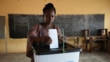 Une électrice vote à Lomé lors des élections législatives, Togo, le 29 avril 2024.