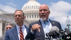 Los representantes republicanos Scott Perry (izq.), y Chip Roy, miembros del conservador House Freedom Caucus, discuten el acuerdo de límite de deuda del gobierno de EEUU durante una conferencia de prensa en el Capitolio, en Washington, el 30 de mayo de 2023.