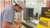 Kevin Morazán tiene esposa y dos hijos es su país de origen y a ellos les manda una remesa de 400 dólares cada dos semanas para comida, ropa y costear los estudios. [Foto: Mitzi Macias, VOA]