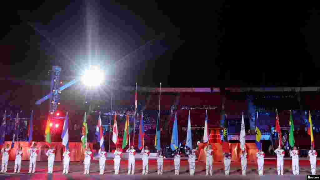 Voluntarios portan las banderas de los países participantes de los Juegos Panamericanos, el mayor evento deportivo que celebra Chile desde la Copa Mundial de fútbol de 1962.