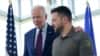 Presiden Ukraina Volodymyr Zelenskyy berjalan bersama Presiden AS Joe Biden sebelum sesi membahas situasi di Ukraina, dalam pertemuan puncak G7 di Hiroshima, Jepang, 21 Mei 2023. (Foto: Susan Walsh/AP Photo)