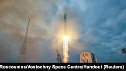 Pendorong roket Soyuz-2.1b dengan pesawat ruang angkasa yang menuju bulan, Luna-25, diluncurkan dari kosmodrom Vostochny wilayah Amur, Rusia, pada 11 Agustus 2023. (Foto: Roscosmos/Vostochny Space Centre/Handout via Reuters)