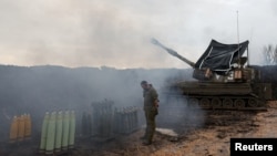 Un soldado israelí junto a una unidad móvil de artillería, cerca de la frontera entre Israel y Líbano, en el norte de Israel, el 15 de enero de 2024.