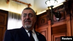 El presidente de Guatemala, Bernardo Arévalo, observa durante una entrevista con Reuters en el Palacio Nacional de la Cultura, en la Ciudad de Guatemala, Guatemala, el 8 de febrero de 2024.