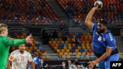 Gauthier Mvumbi, mosani ya handball ya Ekolo Congo democratique (D) azali kobeta ndembo na match ya championnat ya molongo na Danemark na Caire, Egypte, 17 sanza ya yambo 2023.