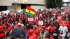 Des milliers de personnes participent à une manifestation à Accra, au Ghana, pour demander la démission du gouverneur de la Banque du Ghana, Ernest Addison, et de ses deux adjoints, le 3 octobre 2023.