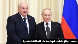 Presiden Rusia Vladimir Putin berjabat tangan dengan Presiden Belarus Alexander Lukashenko di luar Moskow, Rusia 17 Februari 2023. (Foto: Sputnik/Vladimir Astapkovich/Kremlin via REUTERS)