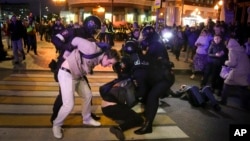 Arhiva - Policija hapsi dva mlada demonstranta u Moskvi, Rusija, 21. septembra 2022.