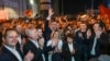 „Изборната победа е чест, за претстојната претседателка Гордана Силјановска и за господинот Мицковски и неговиот тим кој извојува победа на парламентарните избори. Но, тука доаѓа и голема одговорност“, коментира поранешниот амбасадор во Македонија Филип Рикер. 