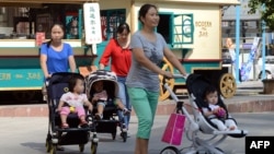 北京一家商場外的婦女和孩子（資料照：2014年10約18日）