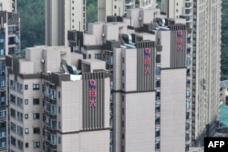 中国江苏南京一处公寓楼上的恒大标识。（2023年8月17日）
