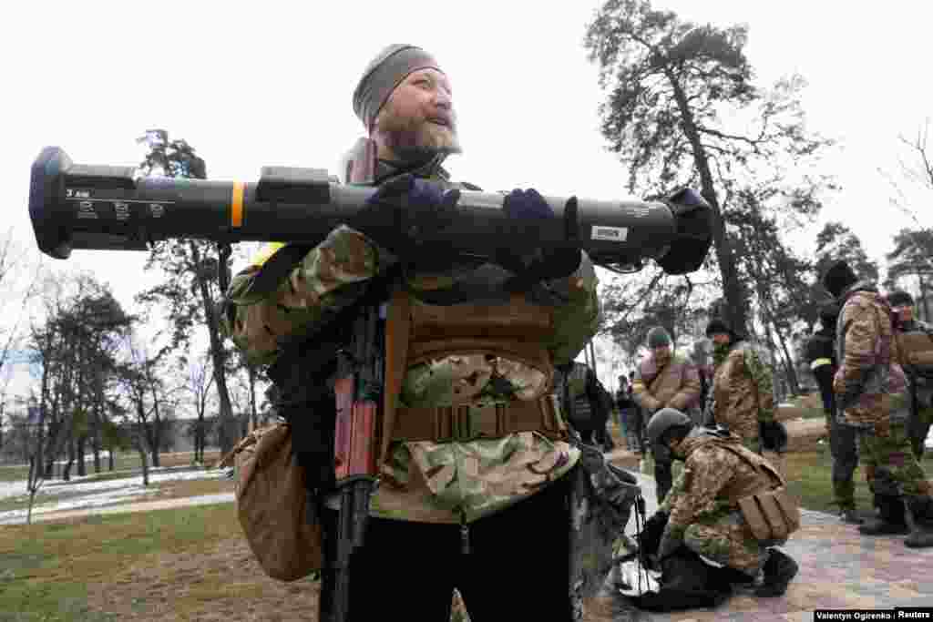 Armas antitanques desechables, portátiles y no guiadas AT4.