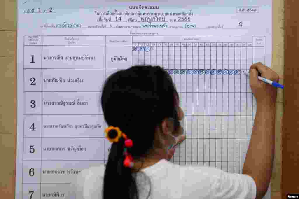 មន្ត្រីរៀបចំការបោះឆ្នោតផ្ទៀងផ្ទាត់សន្លឹកឆ្នោត សម្រាប់ការបោះឆ្នោតជាតិថៃ នៅទីក្រុងបាងកក ប្រទេសថៃ កាលពីថ្ងៃទី ១៤ ខែឧសភា ឆ្នាំ ២០២៣។ 