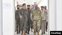 김승겸 한국 합동참모본부 의장이 31일 서울 수도방위사령부 벙커, 즉 B-1지휘소에서 앤서니 코튼 미국 전략사령관과 만났다. 사진 제공 = 한국 합참.