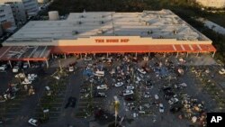 La gente se lleva artículos robados de las tiendas después de que el huracán Otis arrasara Acapulco, México, el jueves 26 de octubre de 2023. Muchos residentes estaban tomando artículos básicos de las tiendas para sobrevivir.