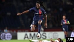 Korbin Albert est taclé par Perle Morroni lors du match entre le PSG Et Lyon au Parc des Princes à Paris, le 1er octobre 2023.