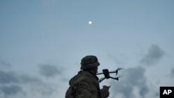 2023年9月3日，一名乌克兰士兵在乌克兰顿涅茨克地区巴赫穆特附近发射一架无人机，这里是乌克兰顿涅茨克地区与俄罗斯军队激战的地点。 （美联社）