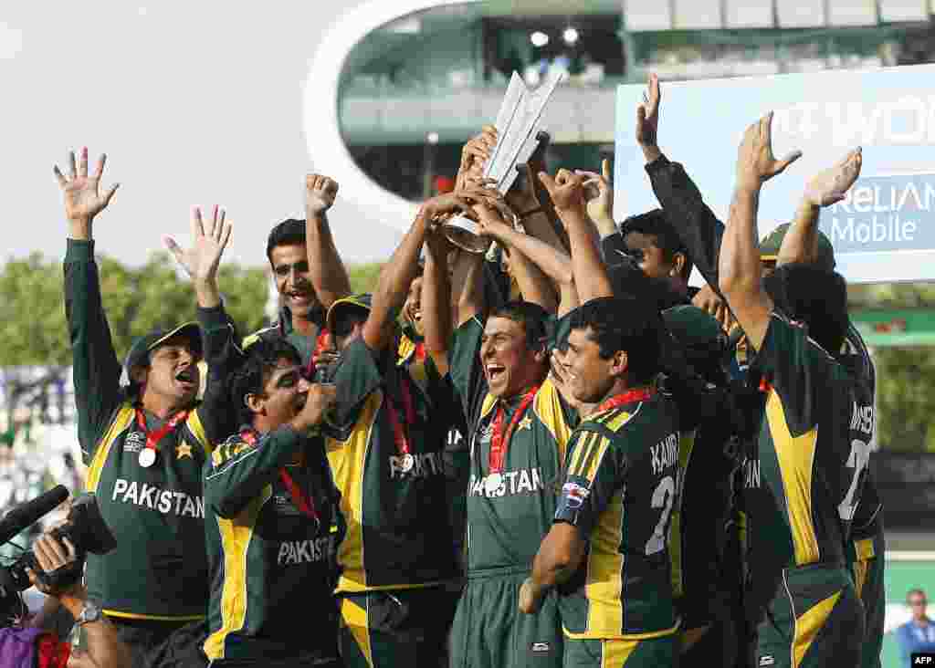 سال 2009 میں ہونے والے دوسرے ٹی ٹوئنٹی ورلڈ کپ کی ٹرافی پاکستان ٹیم نے اٹھائی تھی۔ گرین شرٹس نے فائنل میں سری لنکا کو آٹھ وکٹوں سے شکست دی تھی۔ (فائل فوٹو)