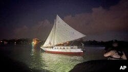 En esta foto proporcionada por la Oficina del Sheriff del Condado de Monroe, se muestra un velero que transporta a un grupo de más de 100 migrantes procedentes de Haití después de que llegaran a Key West, Florida, a primera hora del miércoles 26 de junio de 2024. 