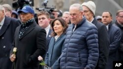 Desde la izquierda, el alcalde de la ciudad de Nueva York, Eric Adams, la gobernadora de Nueva York, Kathy Hochul, y el líder de la mayoría del Senado, Chuck Schumer, recuerdan el 30 aniversario del atentado en el World Trade Center de 1993, el domingo 26 de febrero de 2023. 