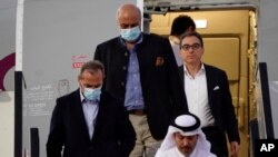 De goch: Emad Sharghi, Morad Tahbaz ak Siamak Namazi, ansyen prizonye Iran te femen, kite yon avyon Qatar Airways nan Doha, Qatar, 18 Sept. 2023.