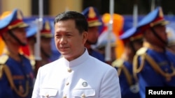 រូបឯកសារ៖ លោក ហ៊ុន ម៉ាណែត នៅពេលជាលោកជា​នាយករដ្ឋមន្ត្រីតែងតាំង ឈរនៅមុខរដ្ឋសភាជាតិ មុនពេលចូលរួមសម័យប្រជុំដំបូង សម្រាប់នីតិកាលទី ៧ នៃរដ្ឋសភា រាជធានីភ្នំពេញ ថ្ងៃទី២១ ខែសីហា ឆ្នាំ២០២៣។ 