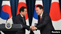 日本首相岸田文雄和韩国总统尹锡悦（右）在首尔会晤后举行联合记者会。（路透社2023年5月7日）