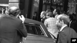 Predsjednik Ford se saginje iza svoje limuzine i uguran je u vozilo nakon što je ispaljen hitac dok je izlazio iz hotela St. Francis u San Francisku, 22. septembra 1975. godine.