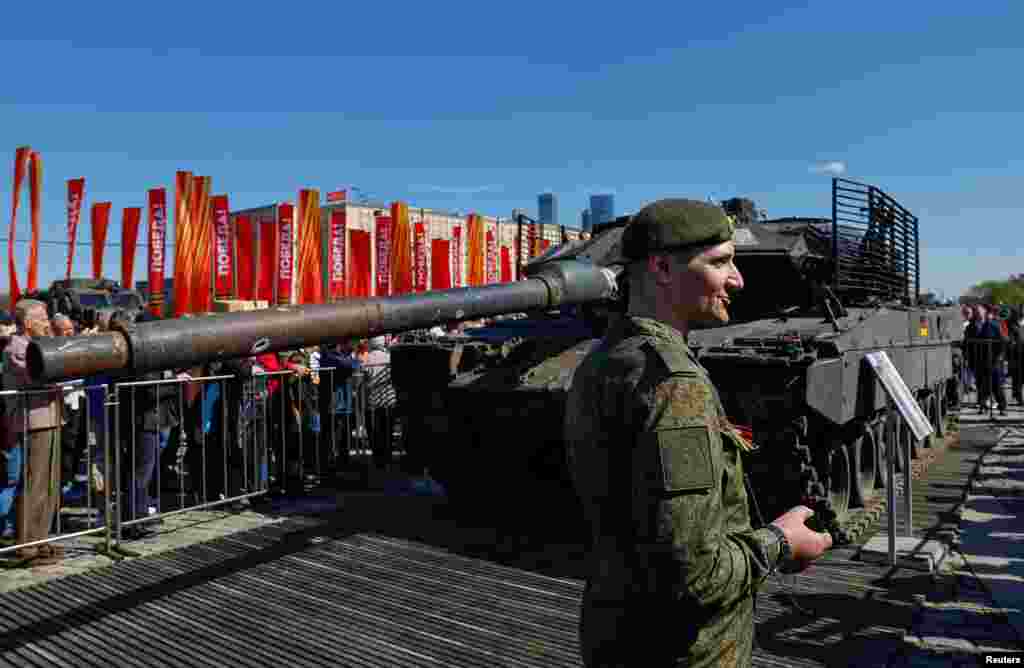 Un guía junto a un tanque de guerra Leopard de fabricación alemana.
