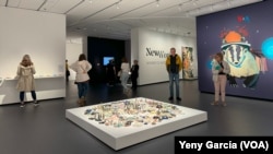 La exhibición Nuevos Mundos. Mujeres a seguir 2024, muestra obras de 28 artistas de todo el mundo y es una de las mayores exposiciones del Museo Nacional de Mujeres en las Artes desde su reapertura.