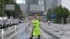 Seorang polisi mengontrol lalu lintas di jalan yang sepi selama latihan pertahanan sipil melawan kemungkinan serangan artileri Korea Utara di Seoul, 23 Agustus 2023. (Jung Yeon-je/AFP)