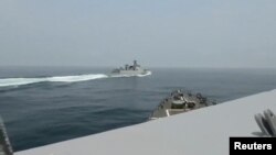 지난 3일 타이완 해협에서 중국 해군 함정이 미국 해군 구축함 정훈함 앞을 근접해 가로지르고 있다. 
