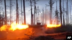 Російський військовий проводить постріл з протитанкової ракетної установки Fagot. Фото російського Міністерства оборони через АР