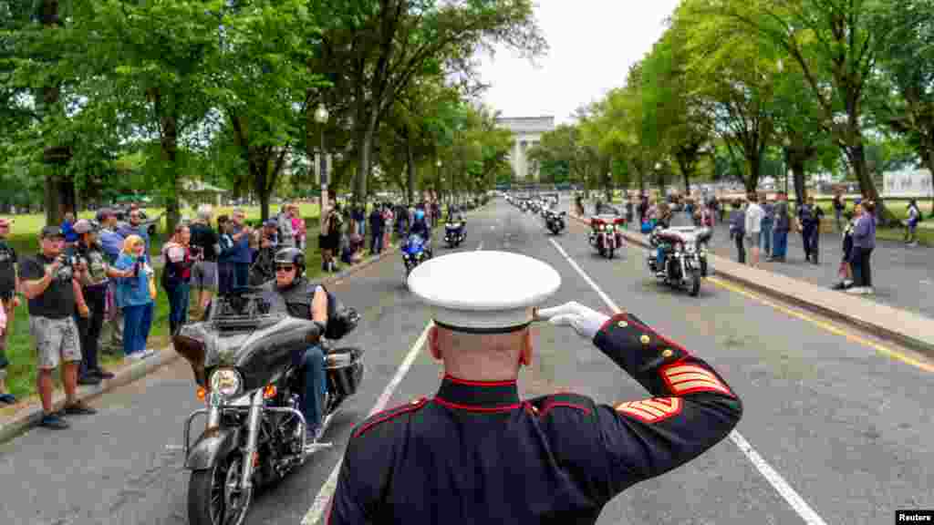 El desfile de motociclistas "Rolling to remember" es saludado a su paso por el sargento del cuerpo de Marines de Estados Unidos, Tim Chambers. El evento, en Washington, se realiza para llamar la atención sobre los problemas que enfrentan los veteranos.