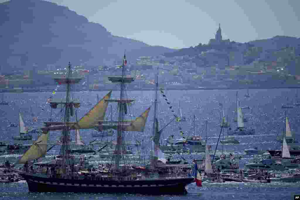 Belem, kapal layar bertiang tiga pembawa obor Olimpiade, didampingi beberapa perahu lainnya bergerak mendekati Marseille, Prancis selatan. (AP/Daniel Cole)
