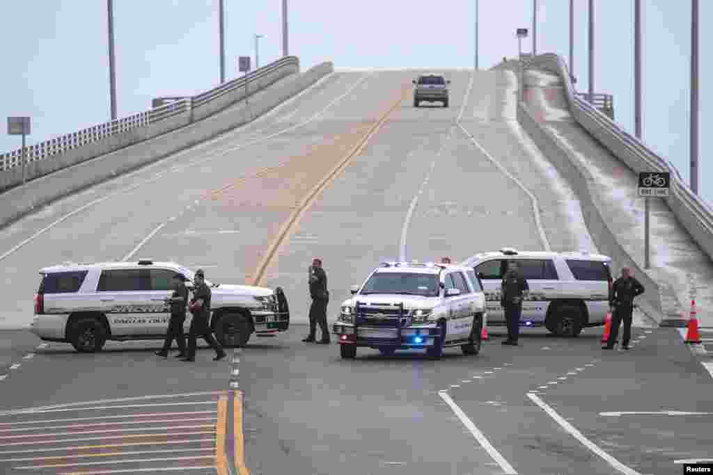 La policía bloquea la entrada a la playa en Belleair Causeway en medio de la lluvia y ráfagas de viento por el huracán Idalia en Clearwater.