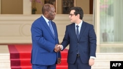 Le président ivoirien Alassane Ouattara et le ministre français des Affaires étrangères Stéphane Séjourné.